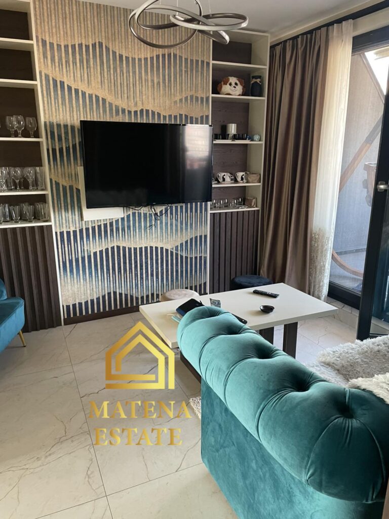 Продава се 90 кв.м. двустаен апартамент