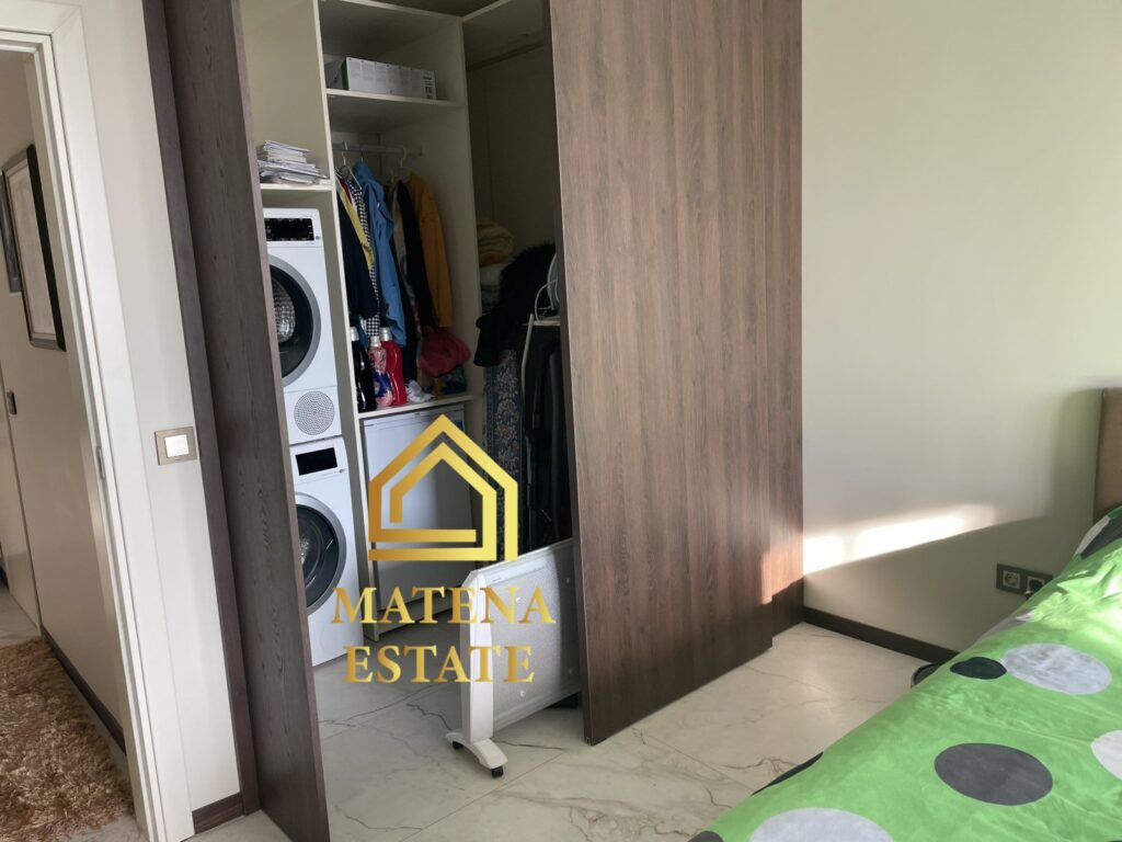 Продава се 90 кв.м. двустаен апартамент