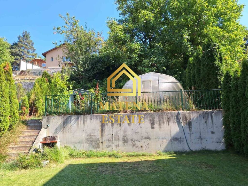 Два етажа от къща за продажба във Владая