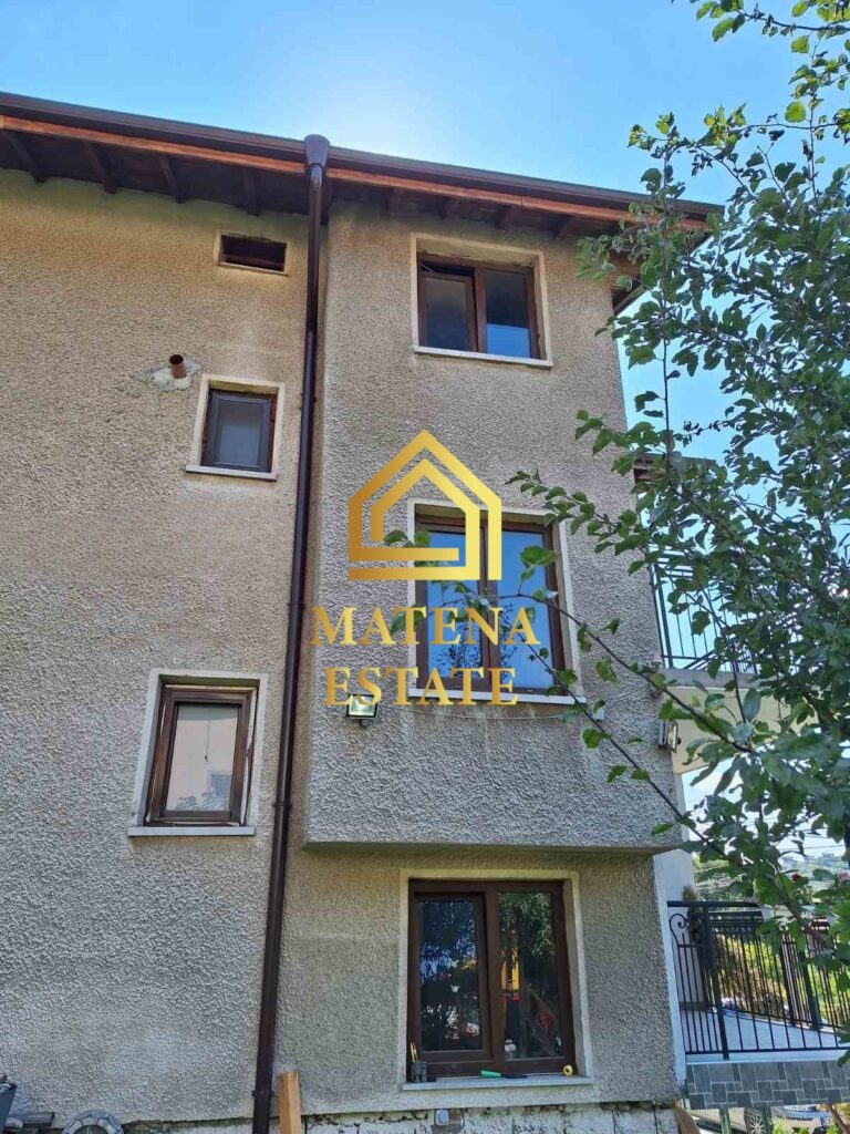 Два етажа от къща за продажба във Владая