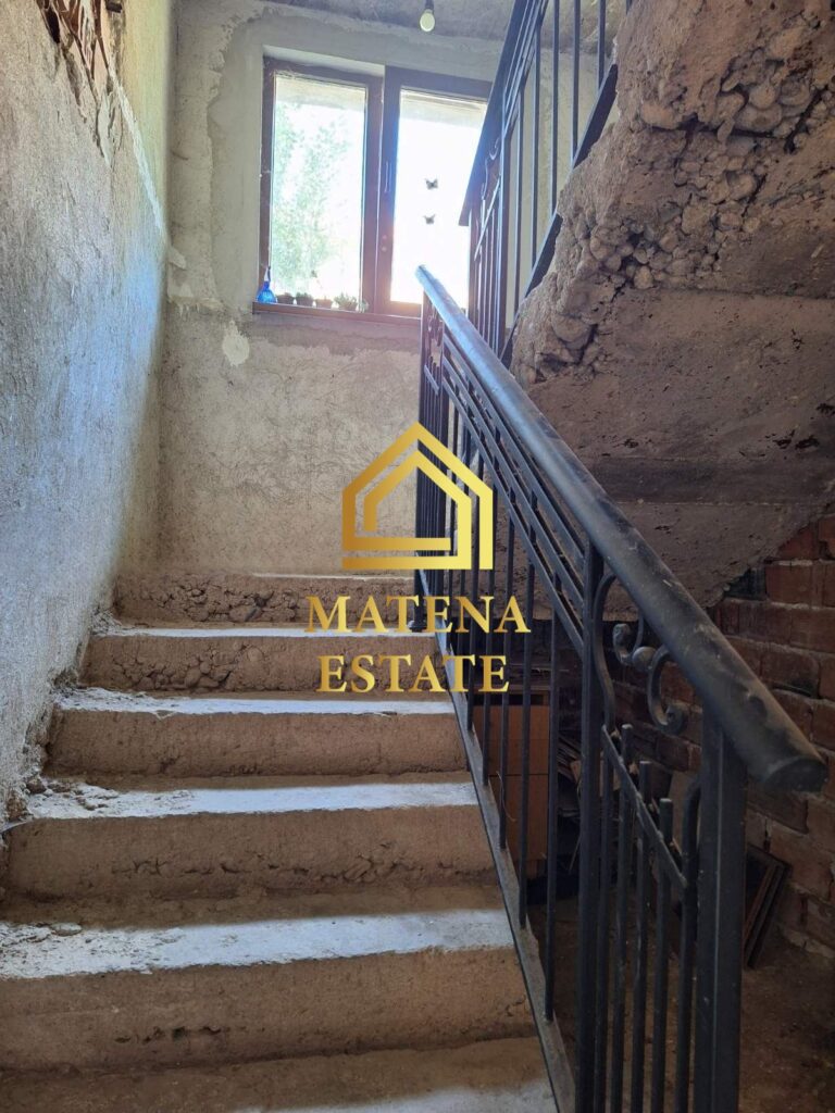 Два етажа от къща за продажба във Владая