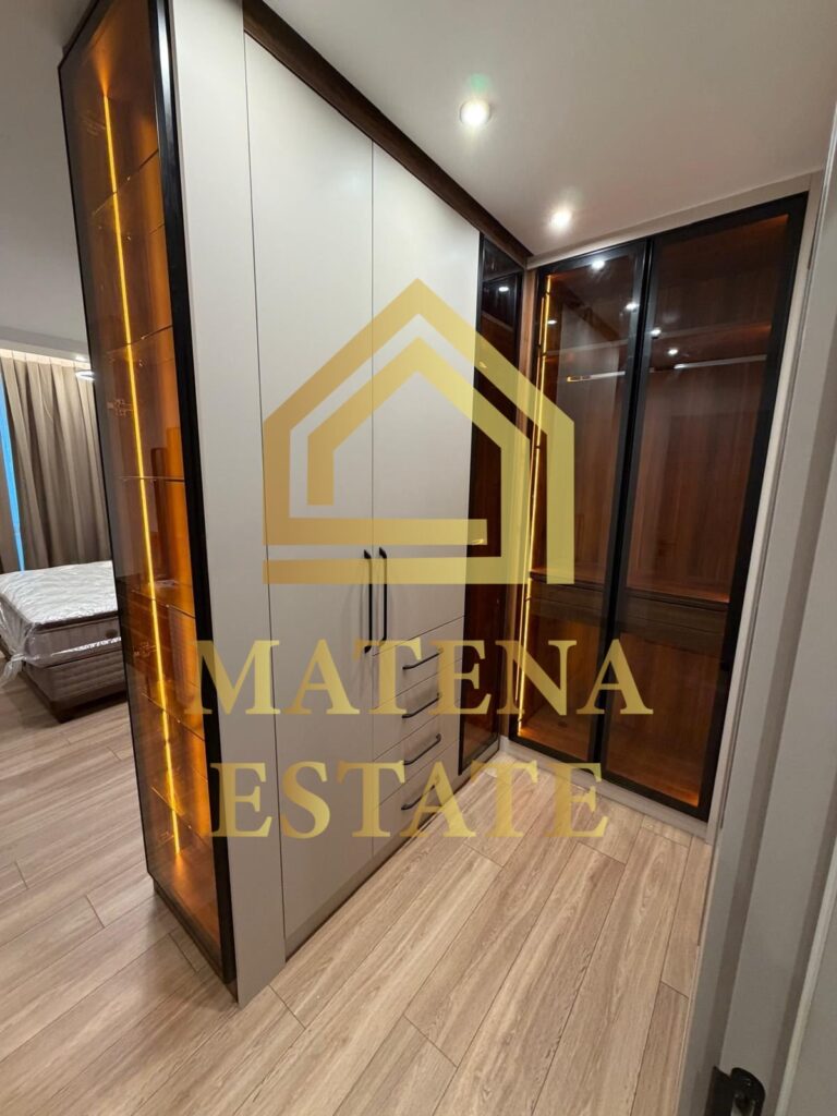 Луксозен тристаен апартамент под наем