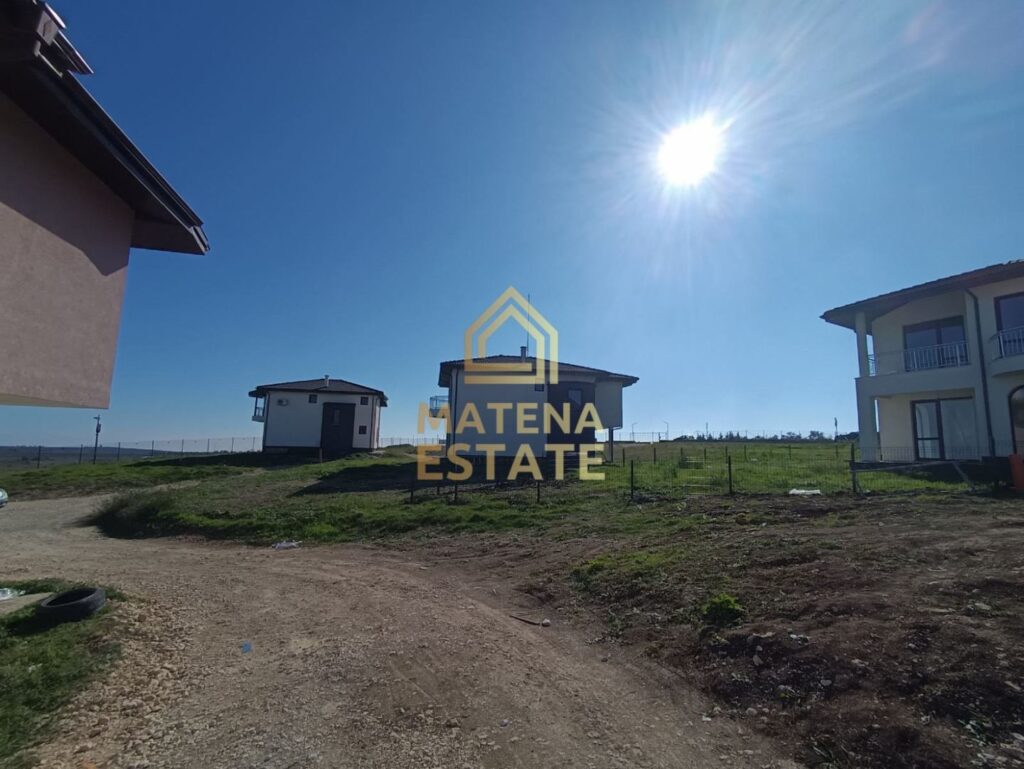 Продаваме двуетажни къщи в село Кичево - Варна